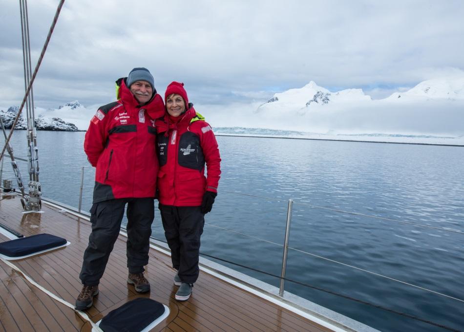 The couple Vilfredo and Heloísa poses in Antarctica - Photo: Pedro Nakano