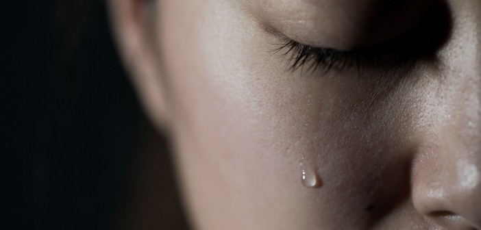 Tokyo Hotel: Women releasing a tear